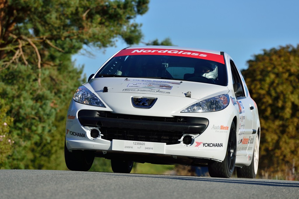 Thomas Andersen og Casper Nyland har indtil nu ikke haft nogle tekniske problemer med deres Peugeot 207 RC. Men det fik de i Rally Roskilde, hvor bilen pludselig ikke ville starte
(Foto: Michael Eisenberg)